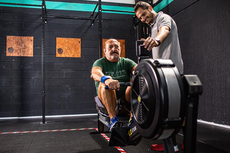 smaltire post allenamento, uomo vogatore