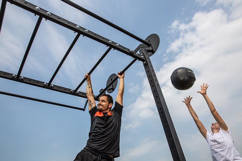 allenarsi all'aperto, istruttore e ragazza si allenano in esterna